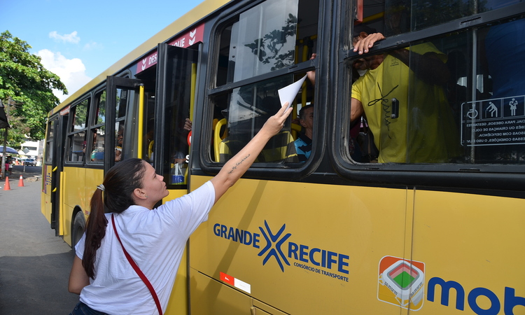 Técnicos de educação e fiscalização do município entregaram panfletos e proferiram mini palestras alertando para os riscos/Foto: Paulo Maciel/Grande Recife Consórcio de Transportes