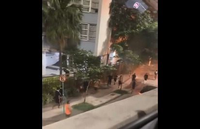 Os justiceiros planejam flagrar assaltantes e agredi-los até que necessitem ser hospitalizados/Crédito: Reprodução Os justiceiros planejam flagrar assaltantes e agredi-los até que necessitem ser hospitalizados/Crédito: Reprodução