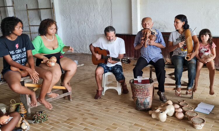 Mestre Nado é Patrimônio Vivo de Pernambuco, e Notório Saber pela UPE, um artista plástico, ceramista, músico e inventor de instrumentos musicais feitos de barro/Foto: Pericles Chagas Mestre Nado é Patrimônio Vivo de Pernambuco, e Notório Saber pela UPE, um artista plástico, ceramista, músico e inventor de instrumentos musicais feitos de barro/Foto: Pericles Chagas
