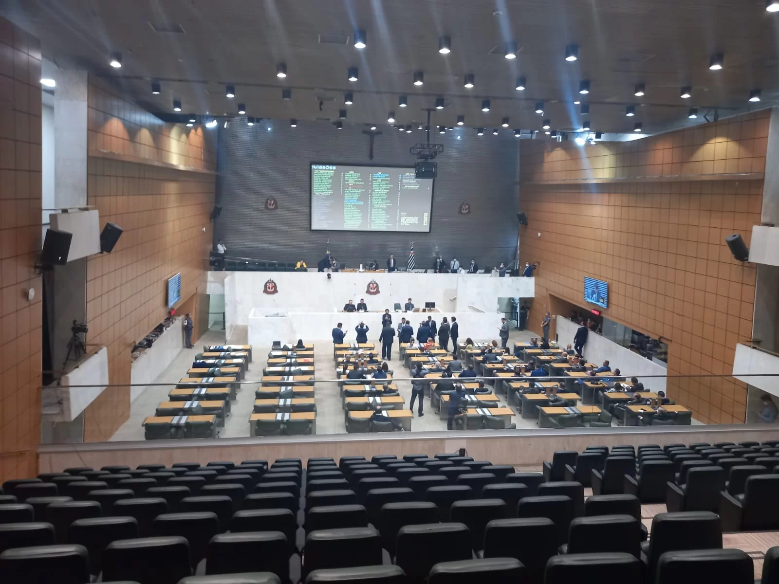 Projeto de privatização da Sabesp foi aprovado sem presença da oposição no plenário, que deixou o local por causa de bombas de gás/foto: Juliana Arreguy/Metrópoles Projeto de privatização da Sabesp foi aprovado sem presença da oposição no plenário, que deixou o local por causa de bombas de gás/foto: Juliana Arreguy/Metrópoles