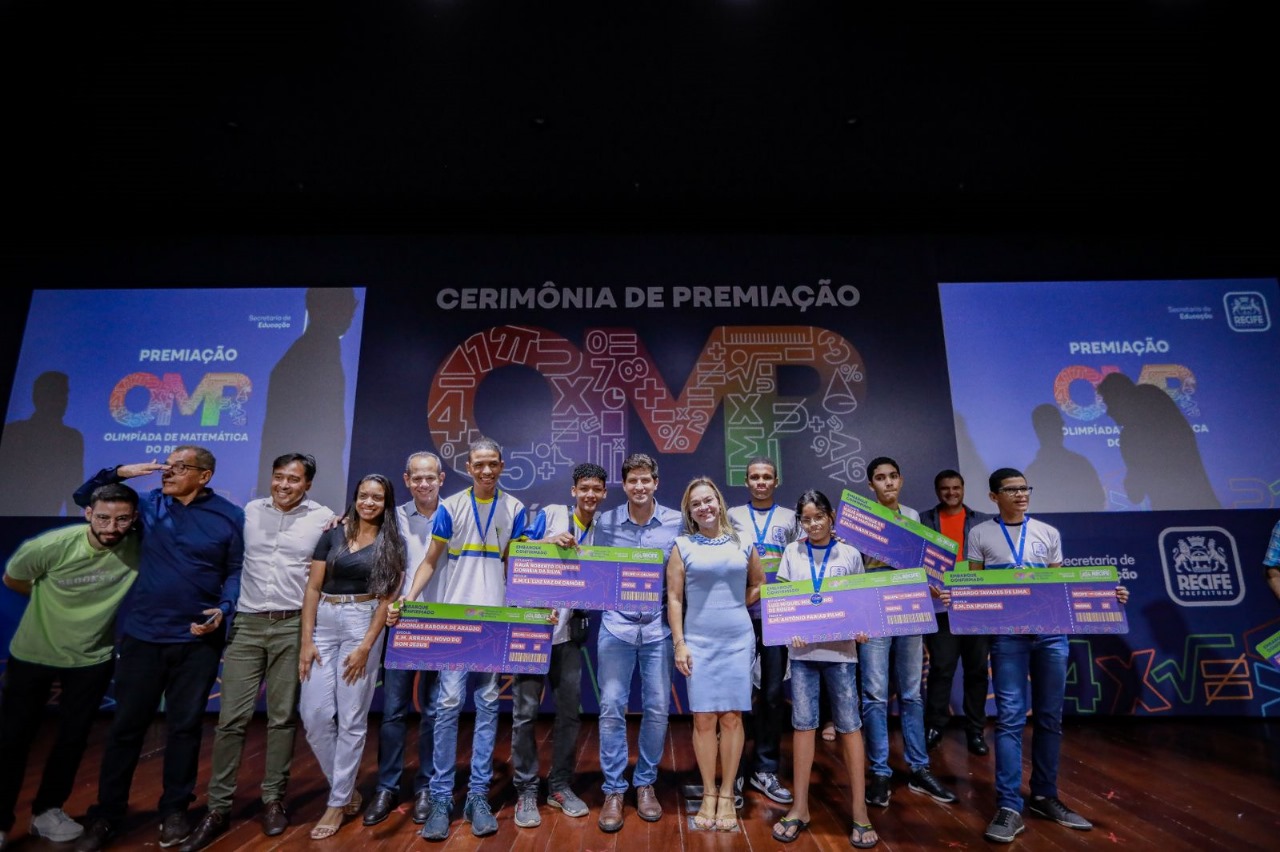 Estudantes que venceram Olimpíada de Matemática receberam prêmio do prefeito João Campos/Foto: Prefeitura do Recife/ Divulgação