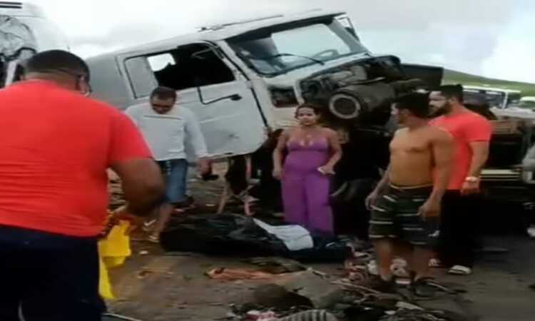 O motorista da van ficou preso às ferragens. Não houve mortos no local/Foto: Reprodução/Redes Sociais O motorista da van ficou preso às ferragens. Não houve mortos no local/Foto: Reprodução/Redes Sociais