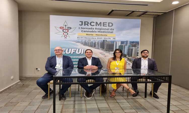 Da esquerda para a direita: Edson Mororó, presidente da Jornada; Breno Luz, coordenador-geral; Lyane Menezes, advogada da Aliança Medicinal e Robson Freire, secretário-geral da Comissão de Direito da Cannabis Medicinal da OAB-PE/Foto: Fiamma Lira Da esquerda para a direita: Edson Mororó, presidente da Jornada; Breno Luz, coordenador-geral; Lyane Menezes, advogada da Aliança Medicinal e Robson Freire, secretário-geral da Comissão de Direito da Cannabis Medicinal da OAB-PE/Foto: Fiamma Lira