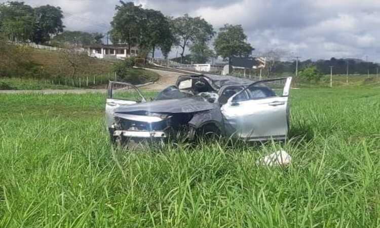 O motorista de um carro perdeu o controle do veículo e capotou/Foto: Divulgação/PRF