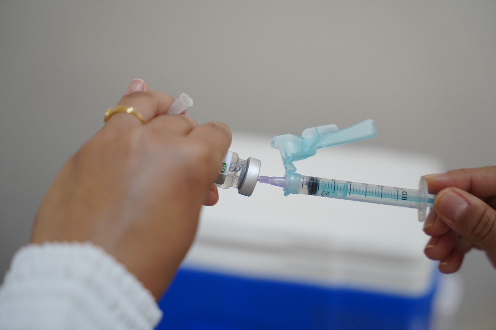 A vacina bivalente é capaz de proteger o corpo contra as duas primeiras variantes do vírus, contra a ômicron e suas subvariantes