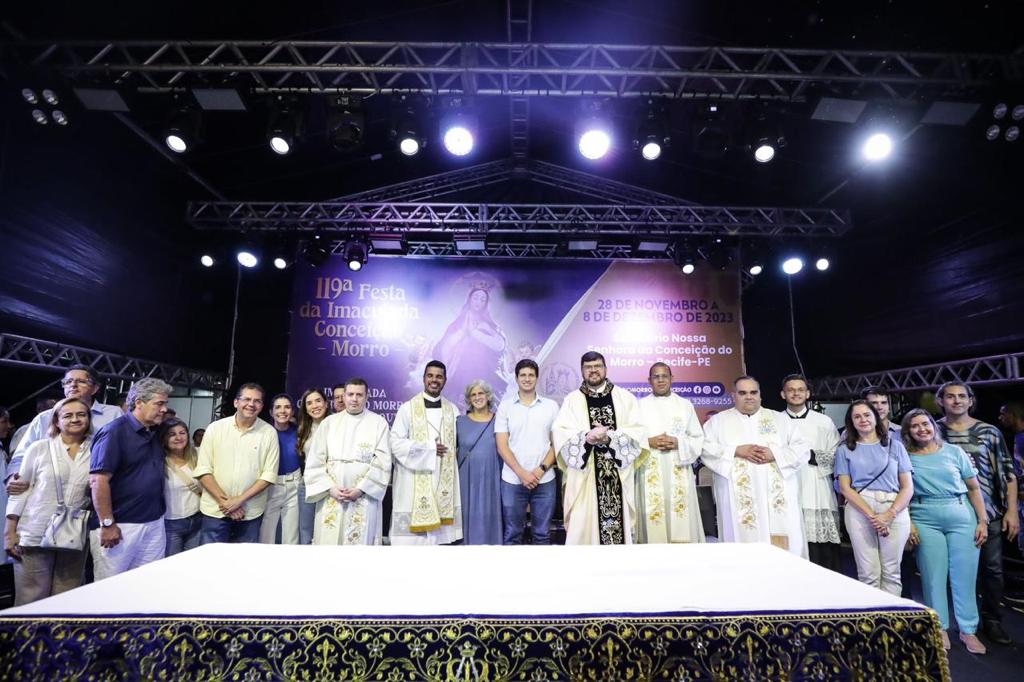 João Campos sancionou lei durante missa