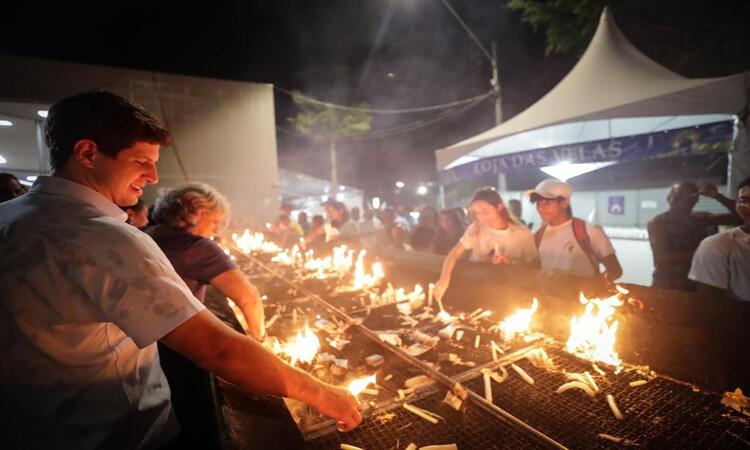 Prefeito João Campos acendeu velas de madrugada 