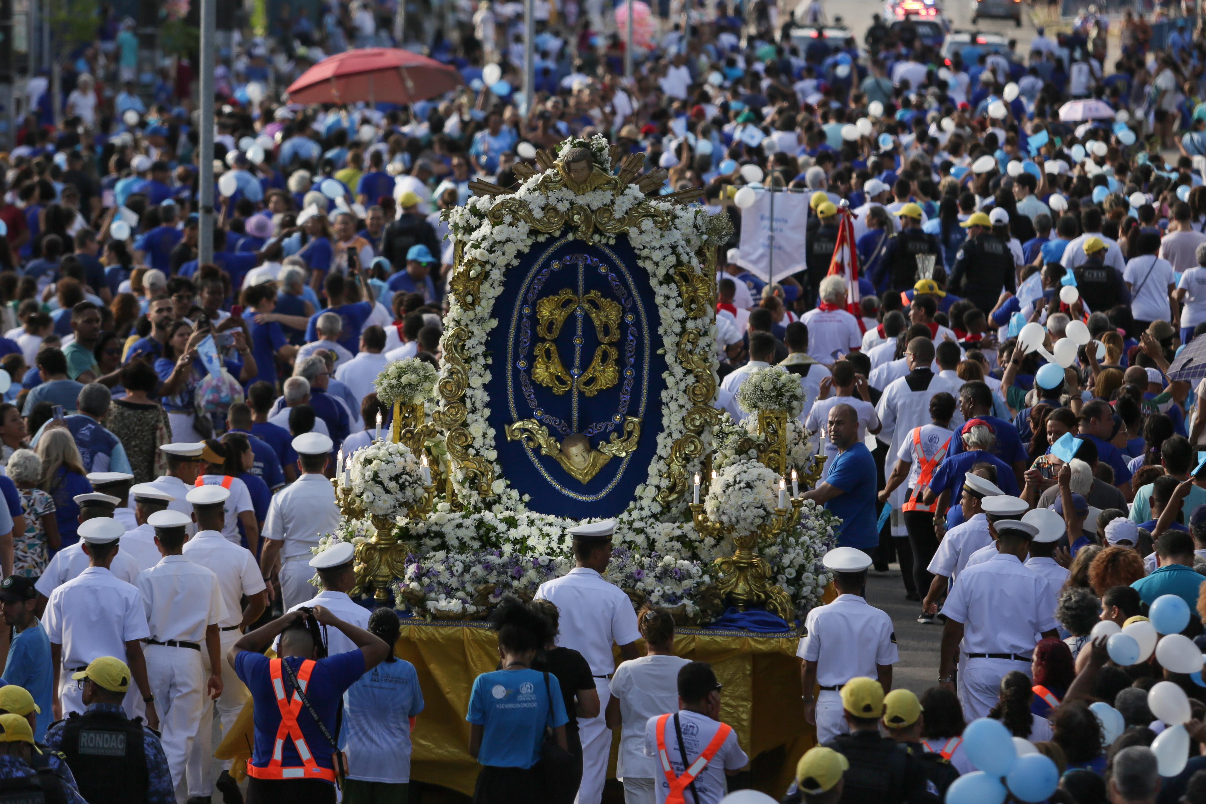 Devotos seguiram procissão no Recife/Foto: Rafael Vieira/DP Devotos seguiram procissão no Recife/Foto: Rafael Vieira/DP
