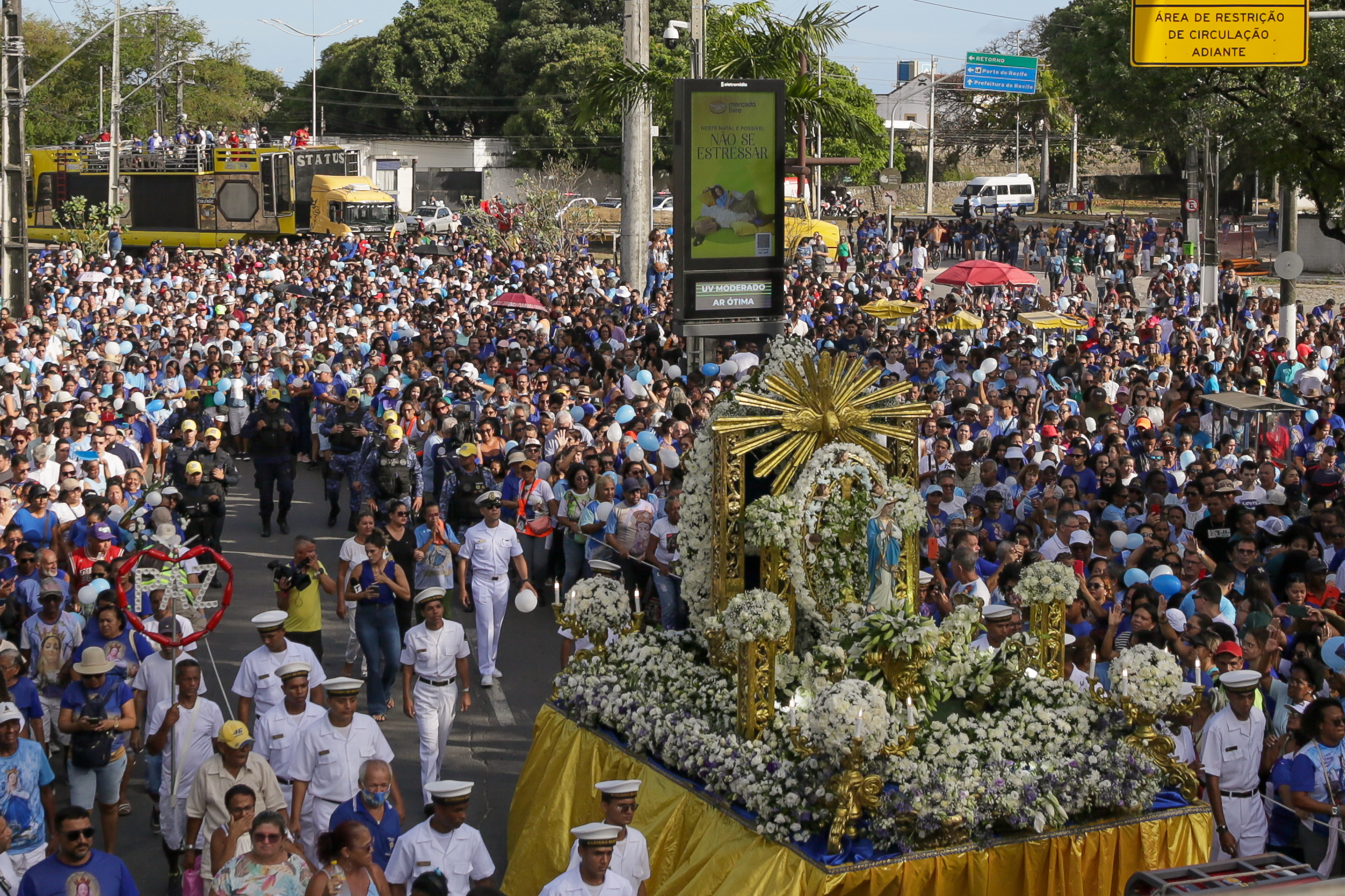 Milhares de fiéis acompanharam a procissão, que marcou o encerramento da programação da 119ª Festa do Morro 