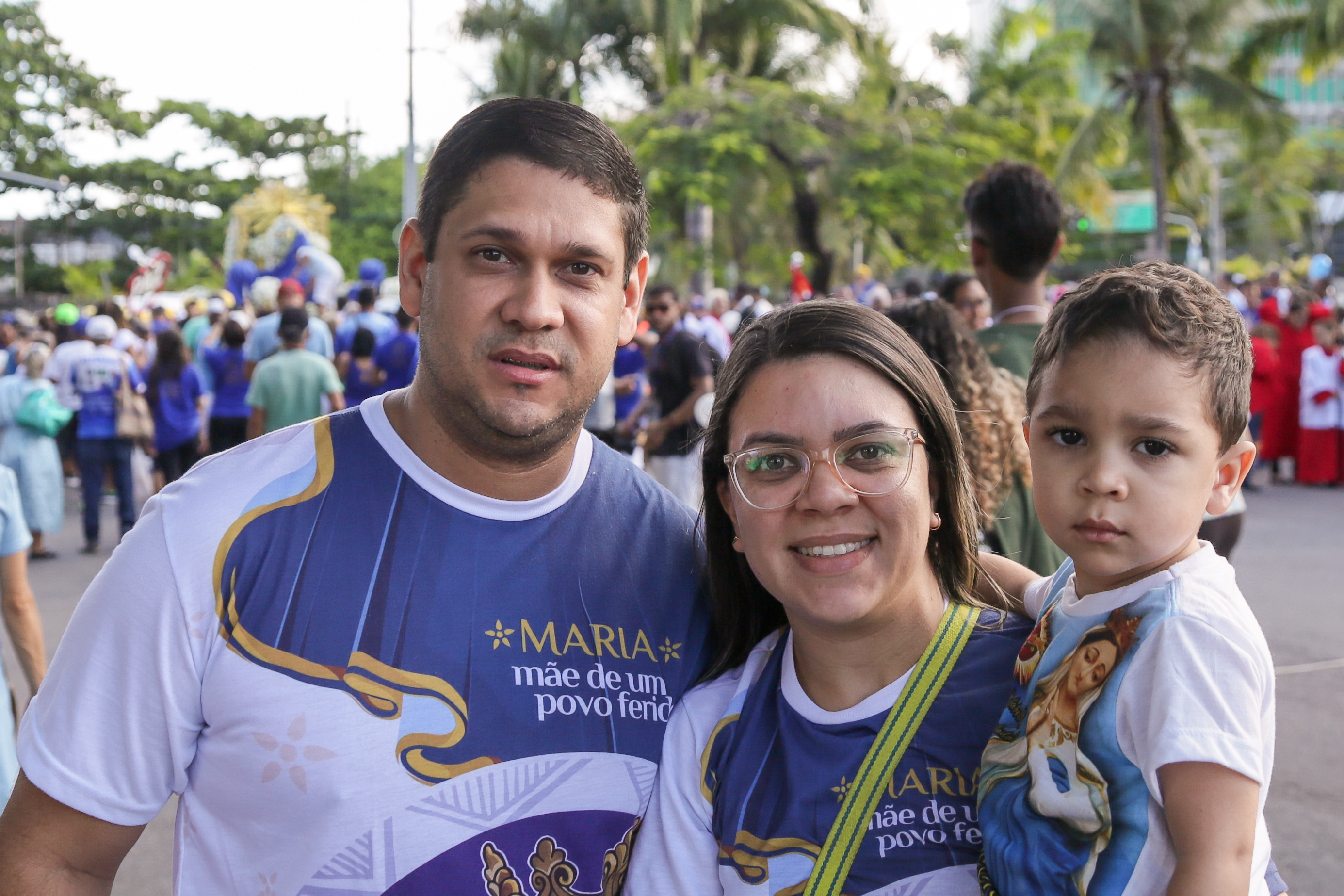 Rodrigo levou a esposa e o flho para acompanhar a procissão de Nossa Senhora da Conceição