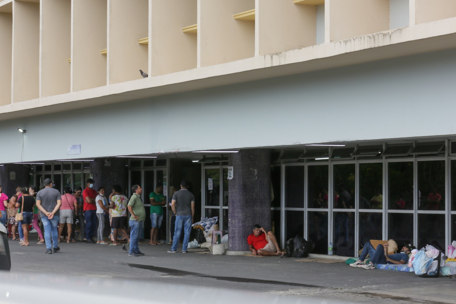 Acompanhantes de pacientes ficar do lado do HR, no Recife/Foto: Rafael Vieira Acompanhantes de pacientes ficar do lado do HR, no Recife/Foto: Rafael Vieira