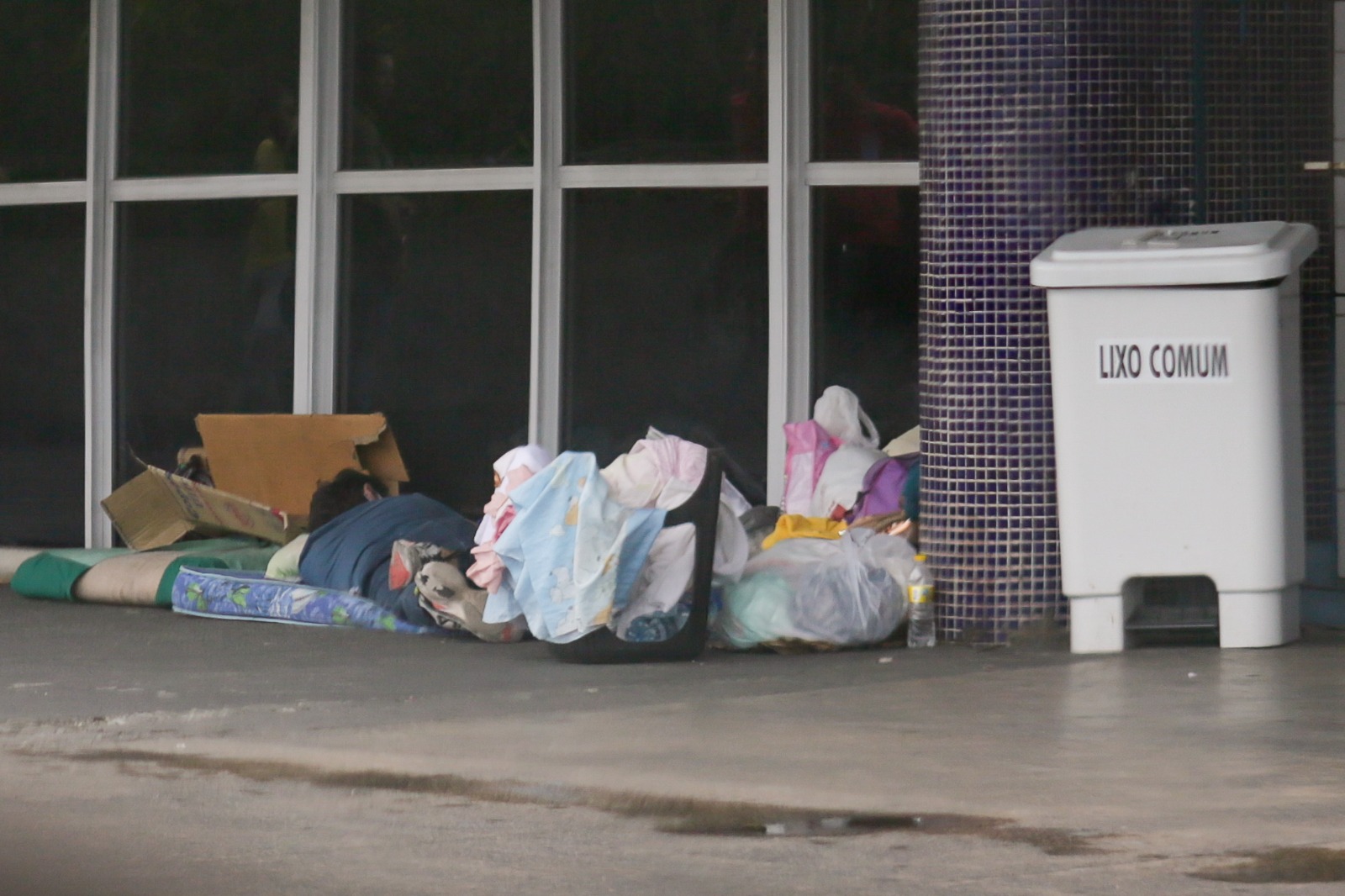 Acompanhantes levam objetos para frente de hospitais públicos