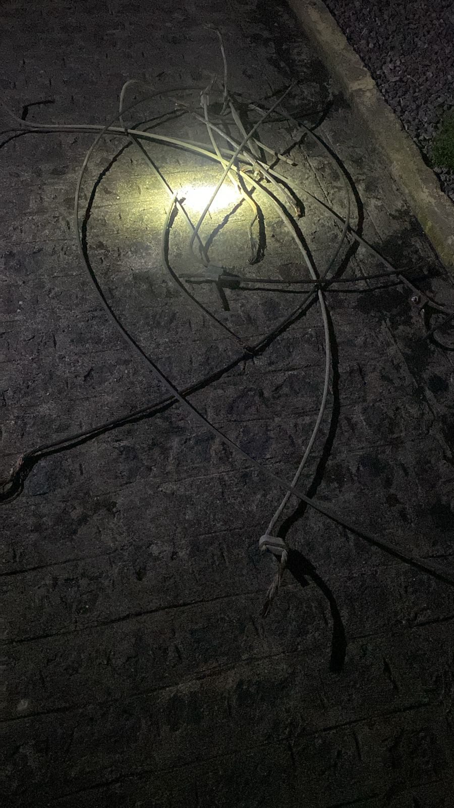 Fios ficaram espalhados no chão/Foto: Divulgação