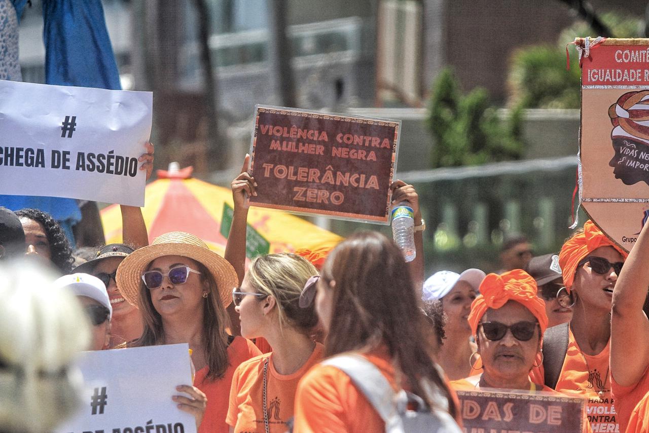 Manifestantes levaram cartazes para orla