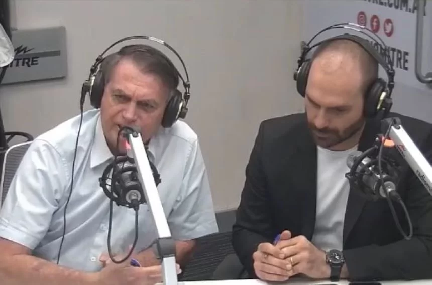 Na rádio, Bolsonaro esteve acompanhado do filho Eduardo Bolsonaro/foto: Reprodução Na rádio, Bolsonaro esteve acompanhado do filho Eduardo Bolsonaro/foto: Reprodução