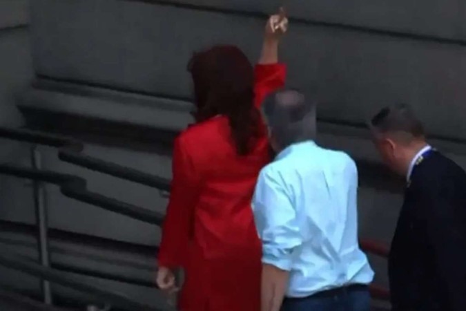 Cristina Kirchner mostra o dedo para argentinos após ser vaiada em posse/foto: Reprodução/Redes sociais Cristina Kirchner mostra o dedo para argentinos após ser vaiada em posse/foto: Reprodução/Redes sociais