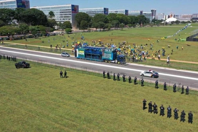 O pequeno grupo levou um trio elétrico ao local e entoaram gritos de "Dino, não"/foto: Reprodução/ Redes sociais O pequeno grupo levou um trio elétrico ao local e entoaram gritos de "Dino, não"/foto: Reprodução/ Redes sociais