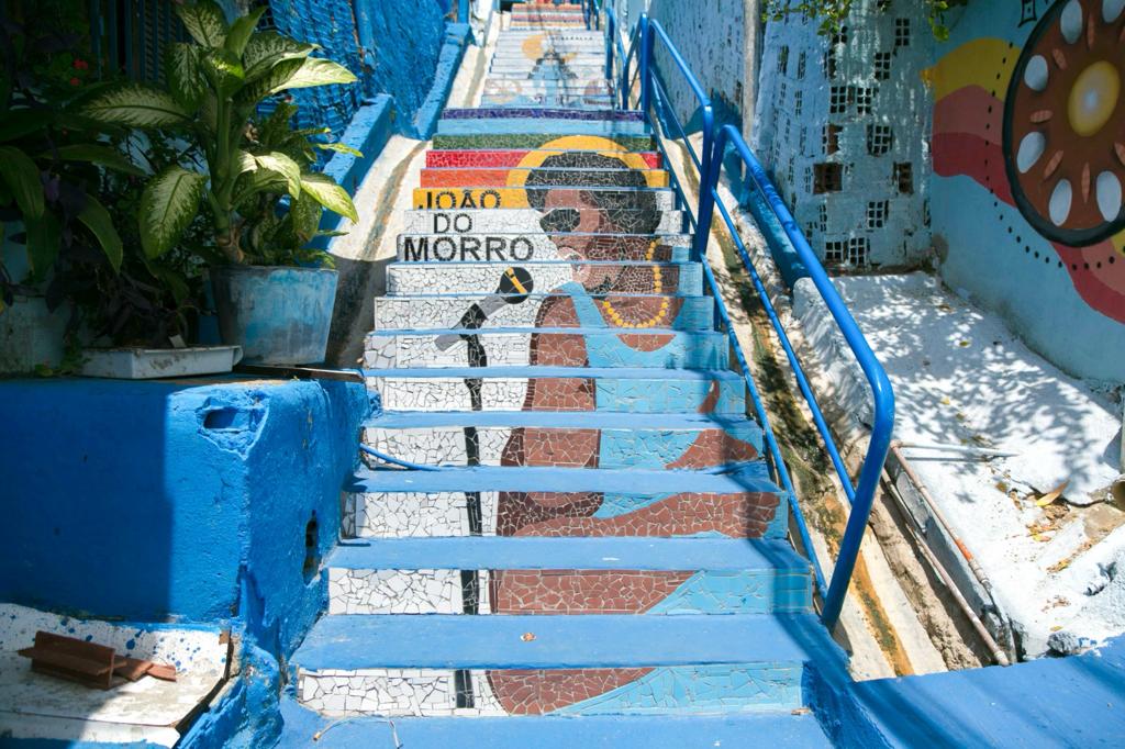 São 300 degraus divididos em 16 patamares, com homenagens a figuras emblemáticas do Morro.