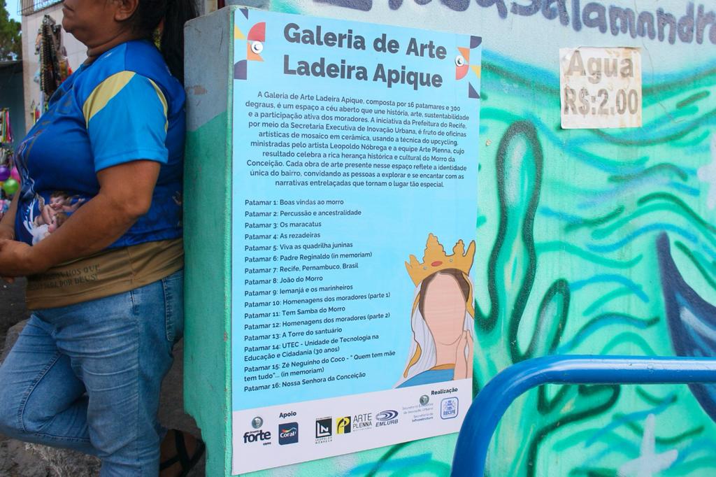 Por meio do painel, os visitantes podem acompanhar e reconhecer os homenageados em cada patamar da escadaria.