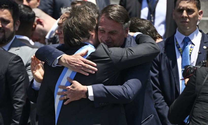 Ex-presidente Jair Bolsonaro (PL) foi a posse de Javier Milei, novo presidente da Argentina; o brasileiro teria tentado aparecer na foto dos chefes de Estado mas teria sido barrado/Crédito: Luis ROBAYO / AFP Ex-presidente Jair Bolsonaro (PL) foi a posse de Javier Milei, novo presidente da Argentina; o brasileiro teria tentado aparecer na foto dos chefes de Estado mas teria sido barrado/Crédito: Luis ROBAYO / AFP