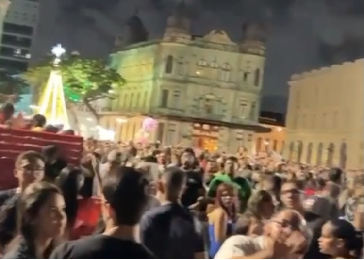 Muita gente estava no marco Zero do Recife no entorno do banco