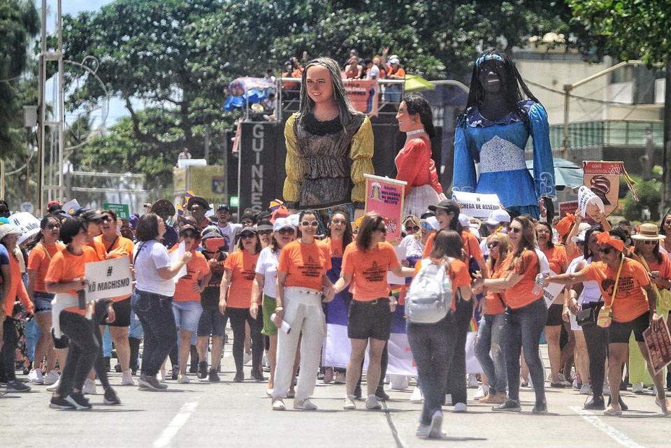 Caminhada pediu o fim da violência doméstica, em Boa Viagem, na Zona Sul do Recife