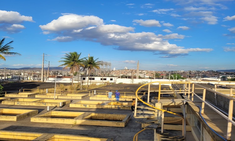 A chegada da água bruta da Transposição do Rio São Francisco foi muito comemorada pelos técnicos da Compesa, mais uma etapa vencida da fase de testes/Foto: Divulgação/Compesa A chegada da água bruta da Transposição do Rio São Francisco foi muito comemorada pelos técnicos da Compesa, mais uma etapa vencida da fase de testes/Foto: Divulgação/Compesa