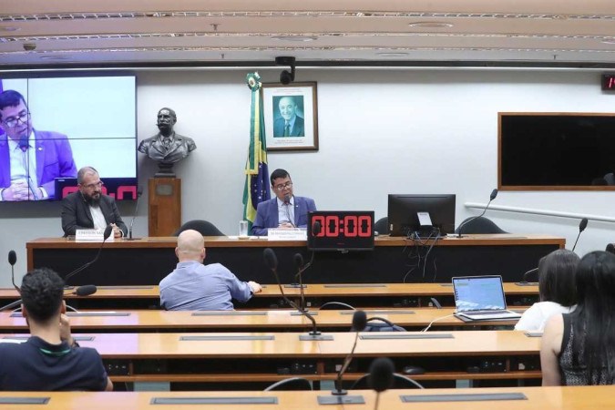 Deputado Paulo Fernando (Republicanos-DF) durante audiência pública na Câmara que tratou da utilização da inteligência artificial nos processos eleitorais/foto: Bruno Spada / Câmara dos Deputadas Deputado Paulo Fernando (Republicanos-DF) durante audiência pública na Câmara que tratou da utilização da inteligência artificial nos processos eleitorais/foto: Bruno Spada / Câmara dos Deputadas