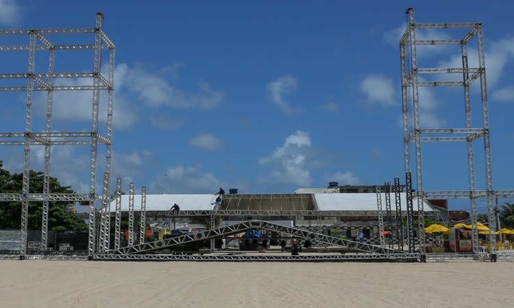 Palco está sendo erguido no Polo Pina, no Recife/Foto: Rafael Vieira/DP Palco está sendo erguido no Polo Pina, no Recife/Foto: Rafael Vieira/DP