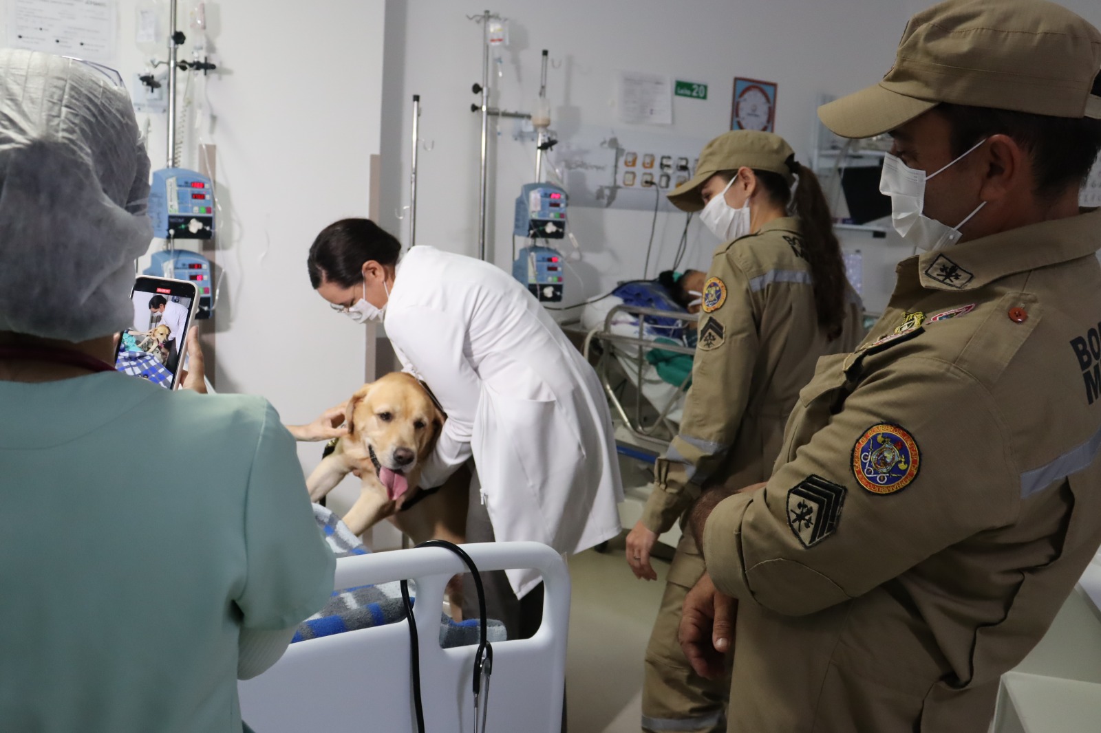 A ação teve como objetivo proporcionar a interação entre os cães e os pacientes, contribuindo para a melhora da saúde psicológica, física e social dos assistidos/Foto: Divulgação A ação teve como objetivo proporcionar a interação entre os cães e os pacientes, contribuindo para a melhora da saúde psicológica, física e social dos assistidos/Foto: Divulgação