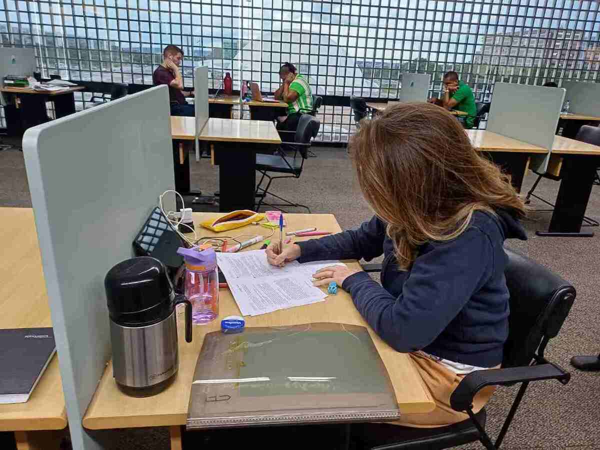 Concurseira estuda para provas na Biblioteca Nacional, na Esplanada dos Ministérios/Raphaela Peixoto