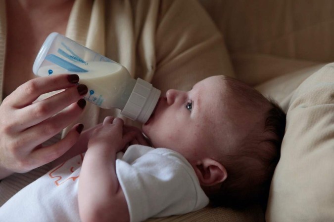 O consumo de leite animal por crianças menores de 12 meses não é recomendado pela Sociedade Brasileira de Pediatria/foto: Lucy Wolski/Unsplash O consumo de leite animal por crianças menores de 12 meses não é recomendado pela Sociedade Brasileira de Pediatria/foto: Lucy Wolski/Unsplash