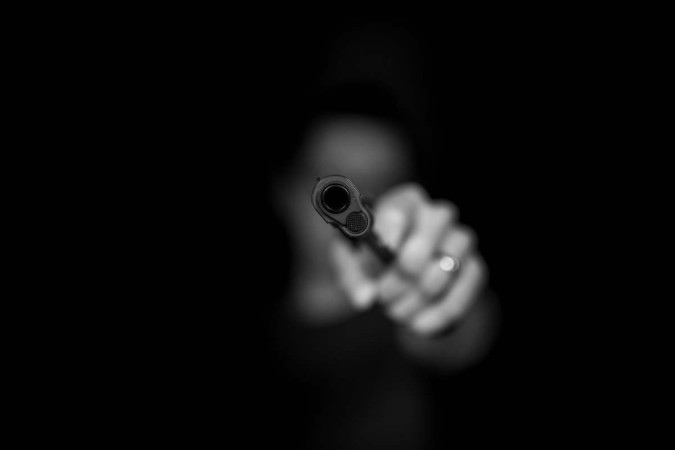 Segundo o Instituto Sou da Paz, o valor médio de uma internação hospitalar por arma de fogo é quase 60% maior do que por outras causas/foto: Reprodução/Max Kleinen/Unsplash
