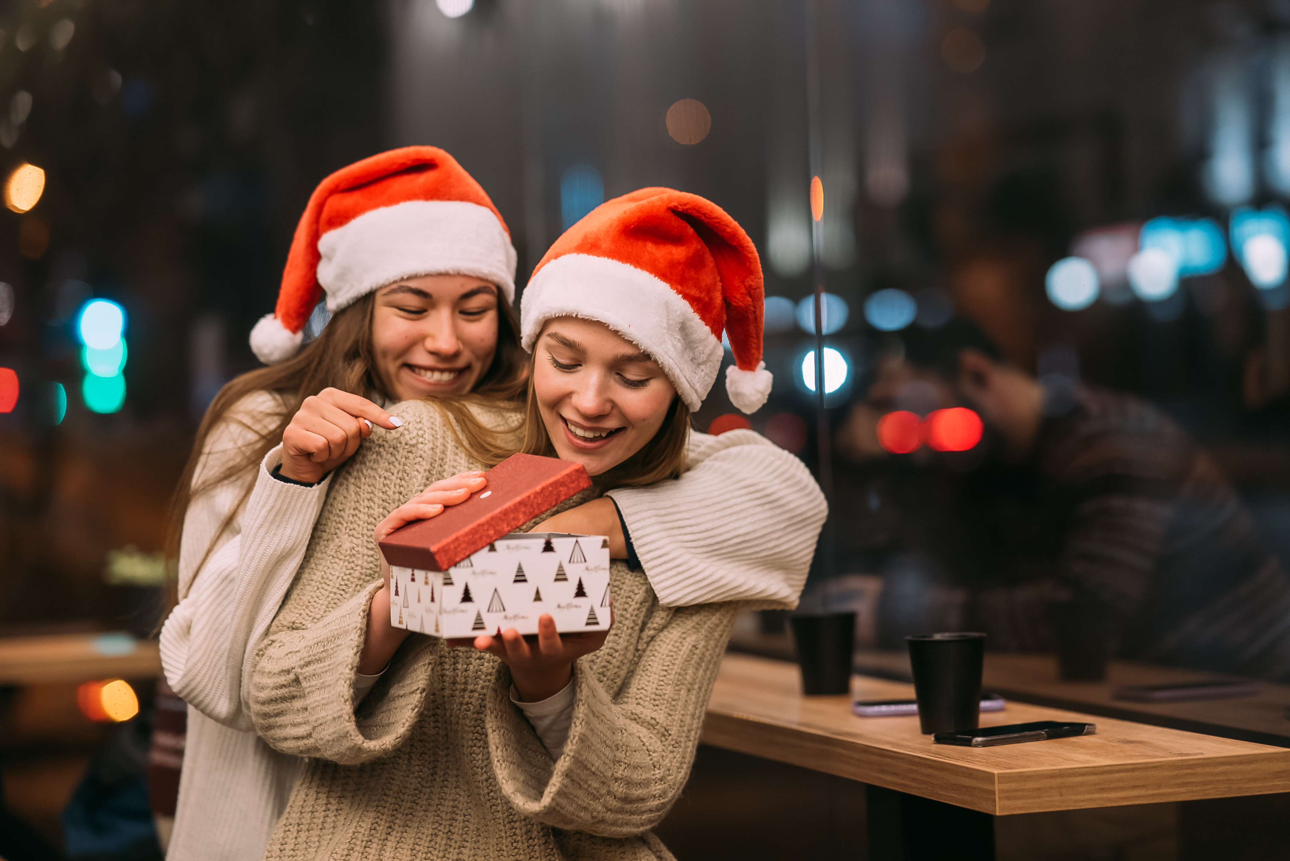 Data é marcada por tradições como troca de presentes, decorações festivas e encontros com amigos e familiares/Foto: Freepik Data é marcada por tradições como troca de presentes, decorações festivas e encontros com amigos e familiares/Foto: Freepik