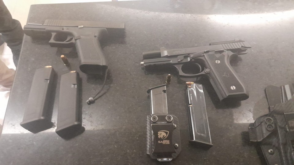 lém dos mandados de prisões, também foram cumpridos mandados de busca e apreensão que resultou a apreensão de armas e mucicões 
