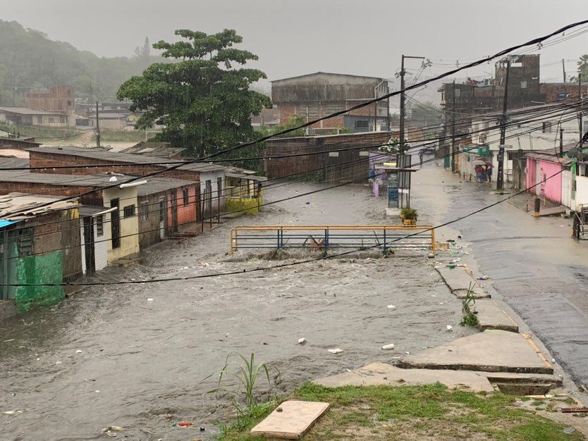 Em Dois Unidos, na Zona Norte do Recife, há registros de alagamentos em várias ruas do bairro