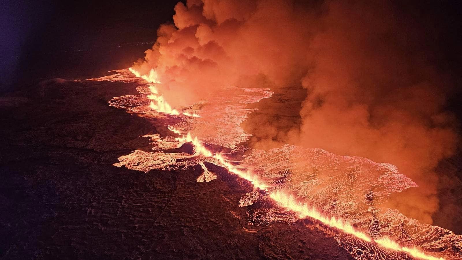 Atividade vulcânica tomou conta da península de Reykjanes/foto: Icelandic Department of Civil Protection and Emergency Management / HANDOUT / AFP