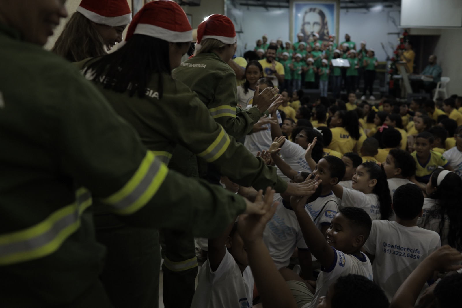 Criançs ganharam presesntes em festa de Natal antecipada