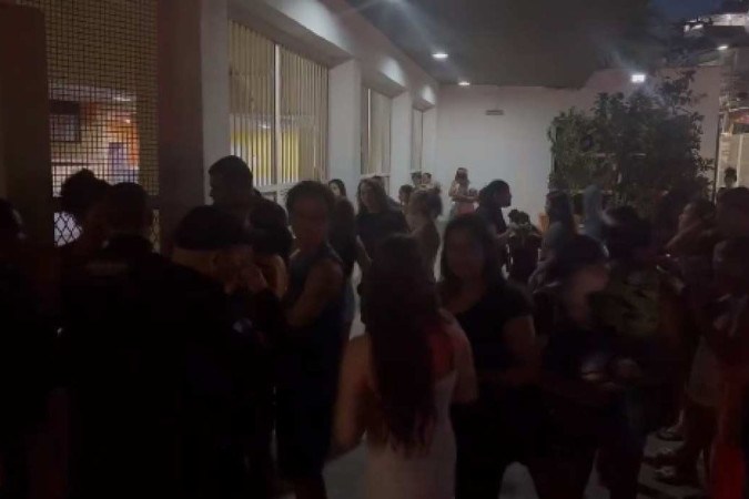 O caso se tornou uma confusão na porta da instituição de ensino/Foto: Reprodução/ Redes sociais O caso se tornou uma confusão na porta da instituição de ensino/Foto: Reprodução/ Redes sociais