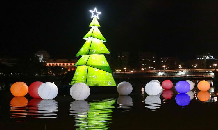 No rio, na frente do imóvel, há uma árvore de Natal flutuante, com 14 metros de altura/Foto: Ruan Pablo/DP Foto No rio, na frente do imóvel, há uma árvore de Natal flutuante, com 14 metros de altura/Foto: Ruan Pablo/DP Foto