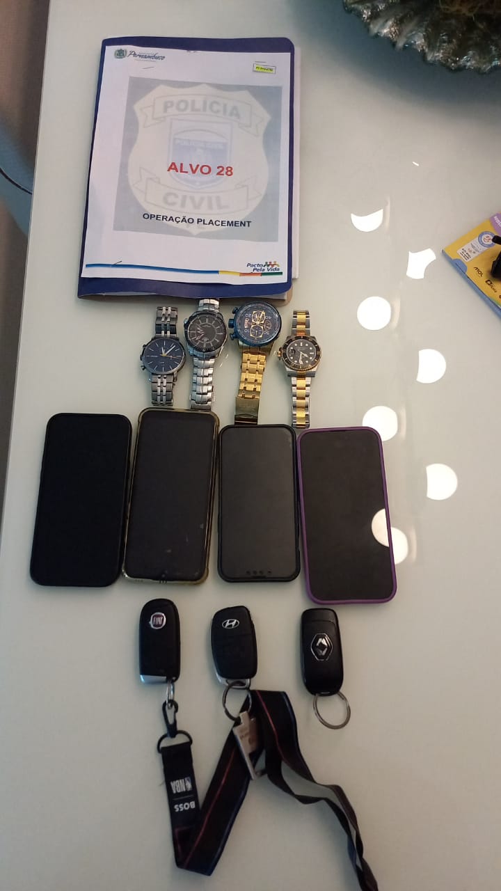 Celulares, relógios de luxo e outros materiais foram apreendidos pela polícia