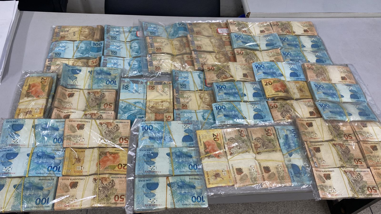 Dinheiro em esp&eacute;cie foi apreendido pelos policiais civis durante a deflagra&ccedil;&atilde;o da Opera&ccedil;&atilde;o Placement, nesta quarta (20)/Foto: PCPE/Divulga&ccedil;&atilde;o
