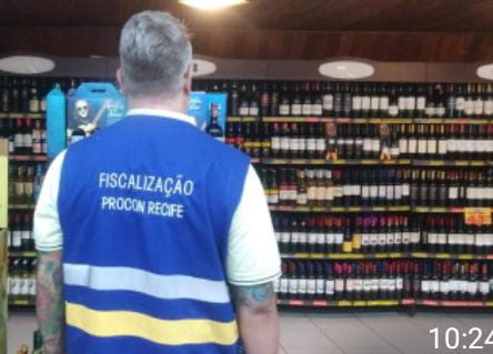Fiscais do Procon do Recife visitaram supermercados/Foto: Prefeitura do Recife Fiscais do Procon do Recife visitaram supermercados/Foto: Prefeitura do Recife