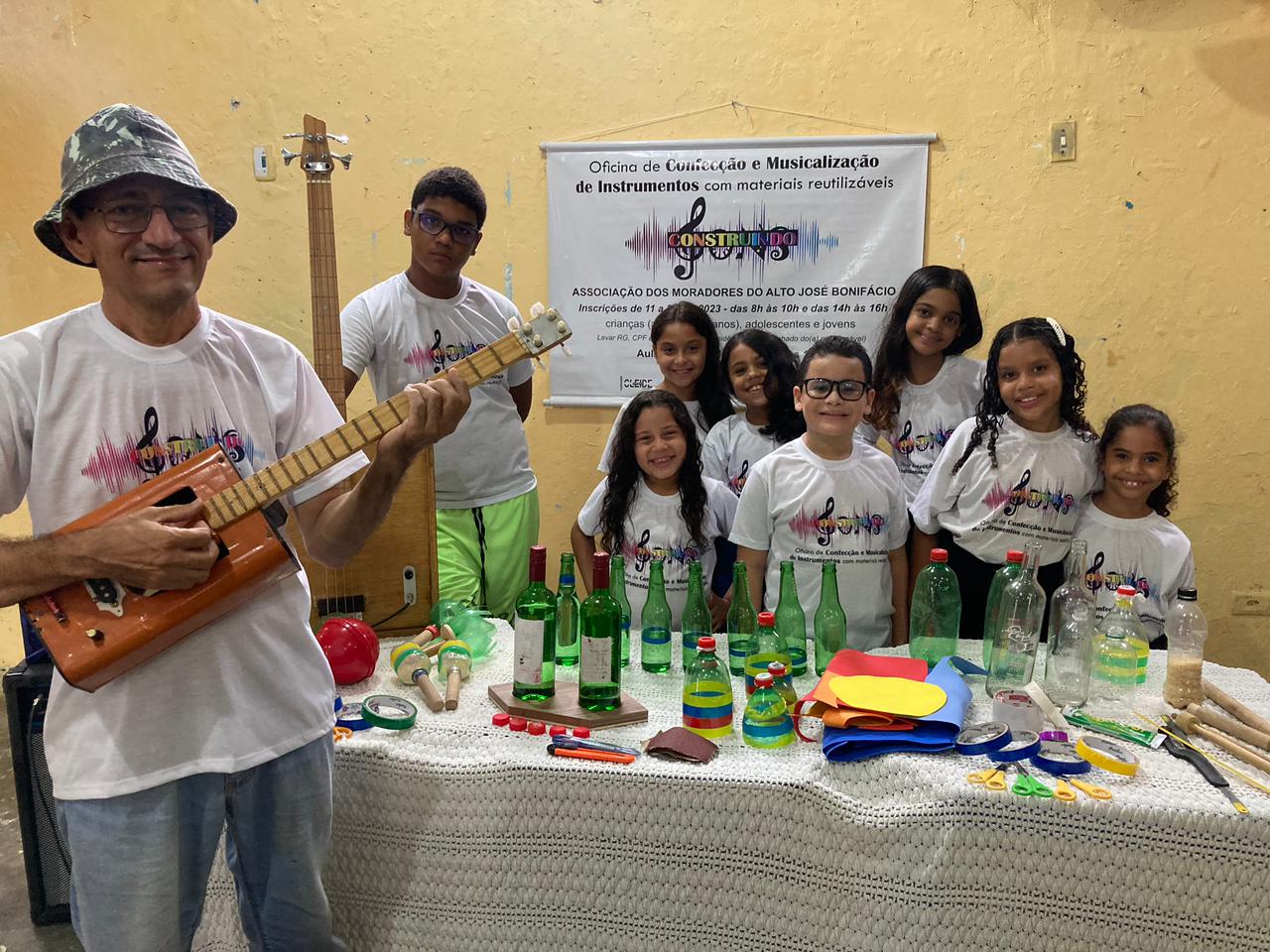 Jovens do Alto José Bonifácio, no Recife, tocam com instrumentos feitos com vassouras e garrafas/Foto: Divulgação Jovens do Alto José Bonifácio, no Recife, tocam com instrumentos feitos com vassouras e garrafas/Foto: Divulgação