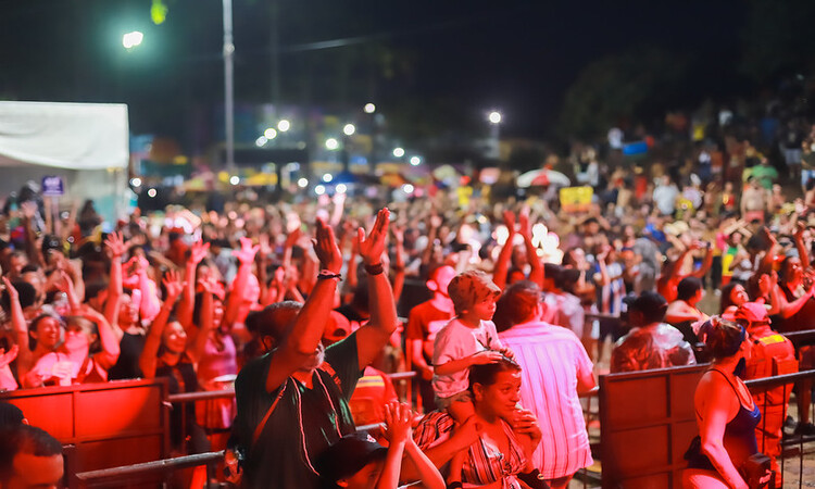 A partir das 19h30, a Bateria Auê iniciará os shows, garantindo que todos entrem no clima com muita animação e samba/Foto: Arquimedes Santos/Prefeitura de Olinda A partir das 19h30, a Bateria Auê iniciará os shows, garantindo que todos entrem no clima com muita animação e samba/Foto: Arquimedes Santos/Prefeitura de Olinda