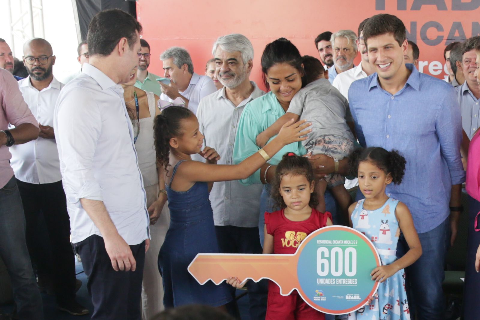 Daniela e seus cinco filhos recebe das mãos do Prefeito João Campos as chaves da nova moradia, no Habitacional Encanta Moça/Rafael Vieira/DP