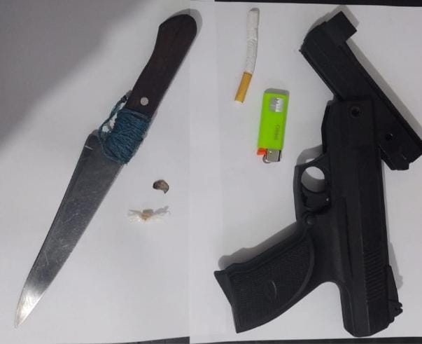 Pistola falsa e faca eram usadas para assaltos na área de viaduto/Foto: PM/Divulgação Pistola falsa e faca eram usadas para assaltos na área de viaduto/Foto: PM/Divulgação
