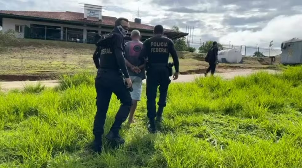 Homem está na delegacia da Polícia Federal em Tabatinga (AM)/foto: Divulgação/Polícia Federal Homem está na delegacia da Polícia Federal em Tabatinga (AM)/foto: Divulgação/Polícia Federal