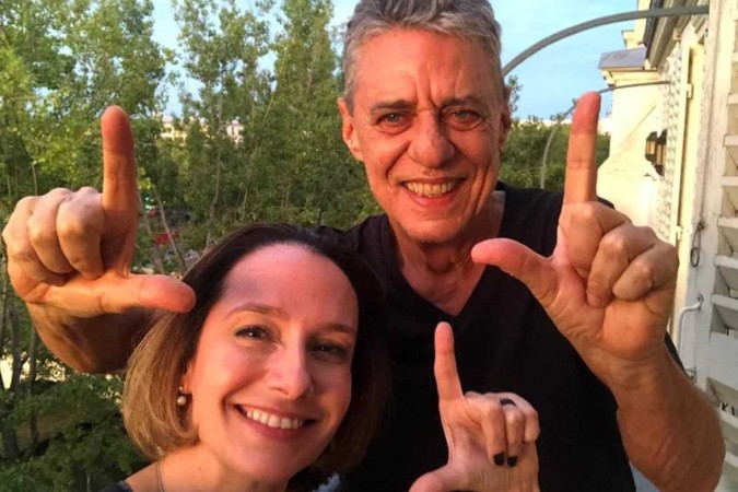 Carol Proner e Chico Buarque/foto: Reprodução/Redes Sociais Carol Proner e Chico Buarque/foto: Reprodução/Redes Sociais