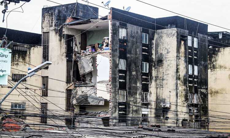 egundo o Corpo de Bombeiros, 14 pessoas morreram e sete ficaram feridas